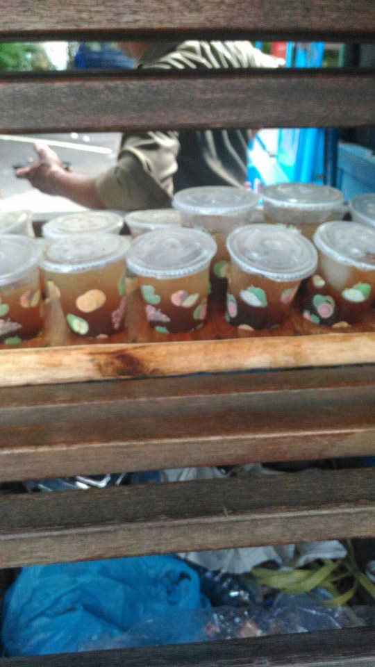 Ini penampakan es teh campur limbah di Monas