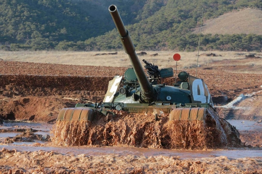 Usai luncurkan roket, Kim Jong-un unjuk kebolehan tank tempur