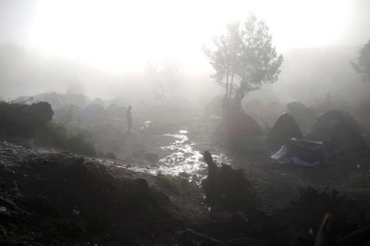 Kabut selimuti para imigran di perbatasan Yunani-Macedonia