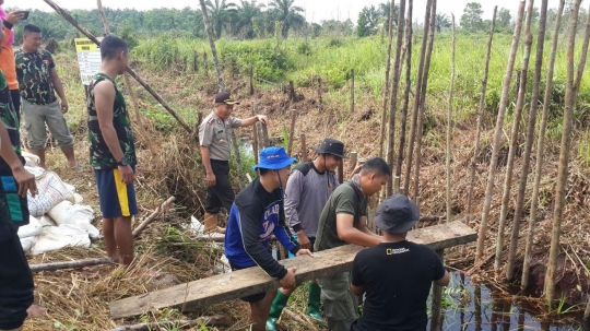 Cegah kebakaran hutan, Polisi-TNI gotong-royong bikin sekat kanal