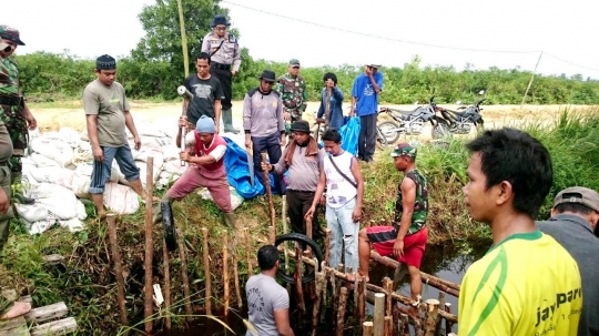 Cegah kebakaran hutan, Polisi-TNI gotong-royong bikin sekat kanal