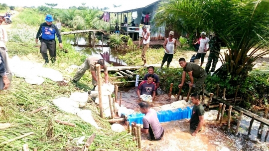 Cegah kebakaran hutan, Polisi-TNI gotong-royong bikin sekat kanal