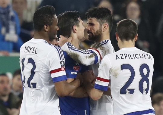 Ini aksi Diego Costa gigit leher pemain Everton