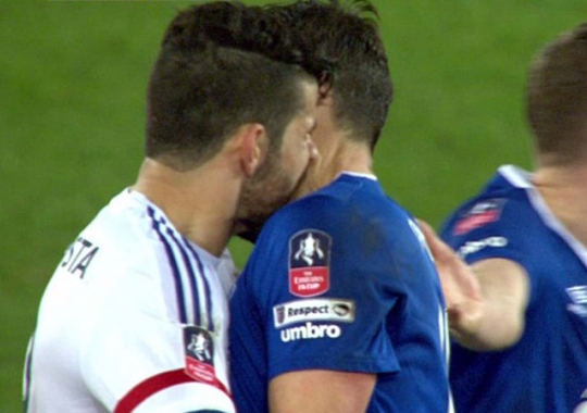 Ini aksi Diego Costa gigit leher pemain Everton