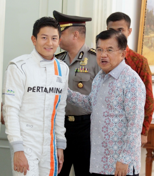 Berseragam Manor, Rio Haryanto minta restu Wapres JK