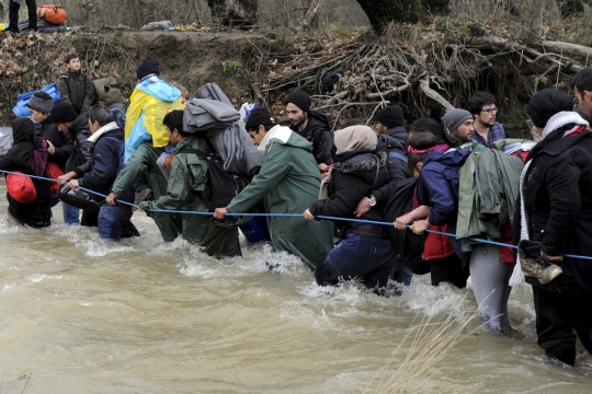 Ribuan imigran nekat terjang derasnya arus sungai di Yunani