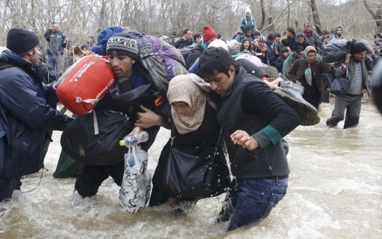 Ribuan imigran nekat terjang derasnya arus sungai di Yunani