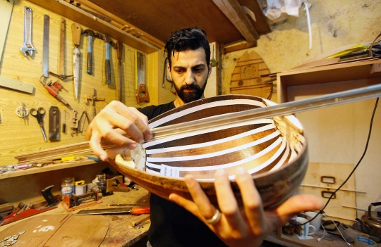 Intip pembuatan gitar khas Arab karya pengungsi Suriah di Lebanon