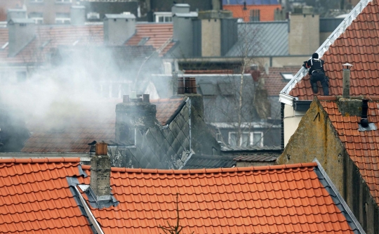 Aksi polisi Belgia buru teroris sampai naik atap rumah warga