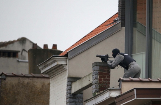 Aksi polisi Belgia buru teroris sampai naik atap rumah warga