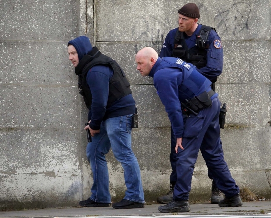 Aksi polisi Belgia buru teroris sampai naik atap rumah warga