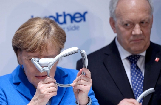 Ekspresi penasaran Kanselir Merkel menjajal AiRScouter