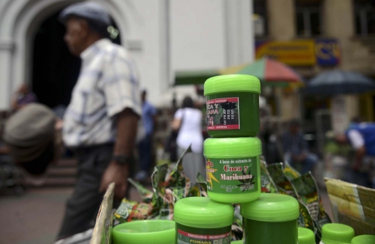 Legal, warga Kolombia jualan produk ganja medis di pinggir jalan