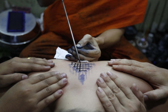 Begini cara tradisional biksu Thailand bikin tato sihir