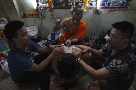 Begini cara tradisional biksu Thailand bikin tato sihir