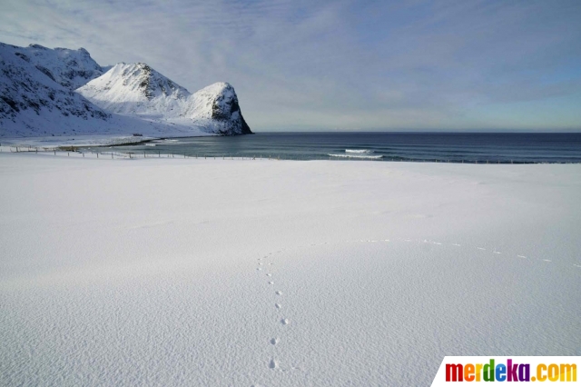 Foto Indahnya ipantaii berselimut isaljui di Lingkar Arktik 