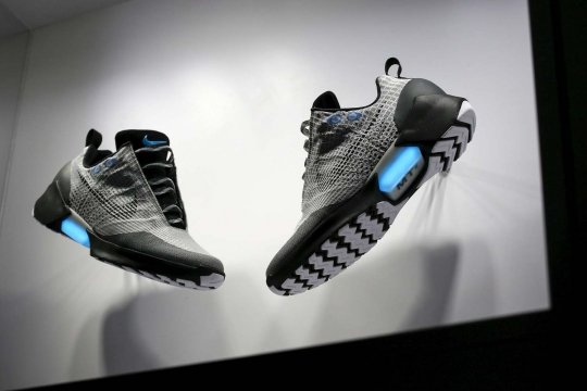 Ini sepatu keren Nike yang bisa ikat tali secara otomatis