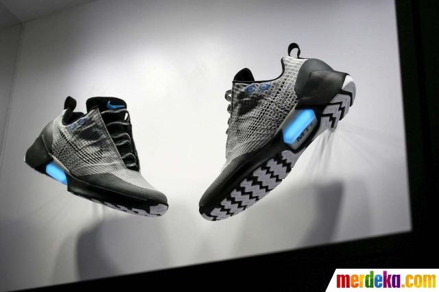 Foto Ini sepatu keren Nike yang bisa ikat tali secara 