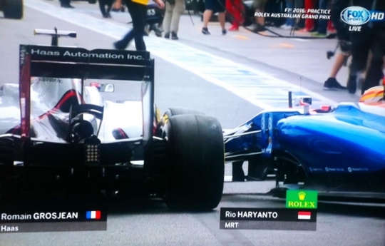 Ini insiden mobil Rio Haryanto tabrak mobil Romain Grosjean
