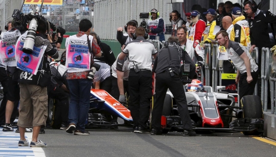Ini insiden mobil Rio Haryanto tabrak mobil Romain Grosjean