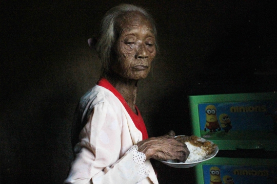 Nestapa kehidupan miskin Mbah Gini hingga tidur dengan ayam