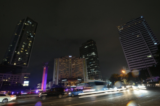 Pemandangan Earth Hour di kawasan Bundaran HI