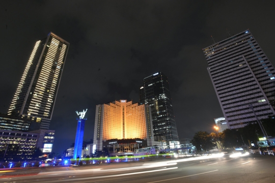 Pemandangan Earth Hour di kawasan Bundaran HI