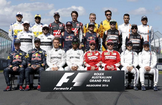 Rio Haryanto foto bersama dengan jajaran pembalap top F1