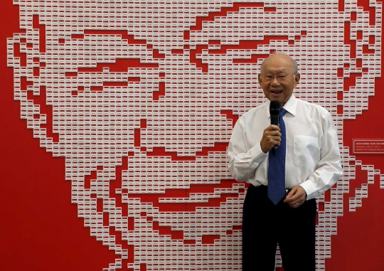 Pria ini bikin wajah Lee Kuan Yew dari 4.877 penghapus