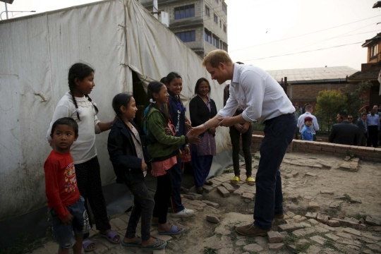 Pangeran Harry 'blusukan' ke kamp pengungsian korban gempa Nepal