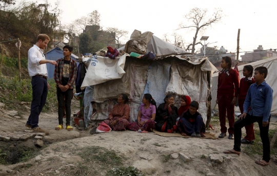 Pangeran Harry 'blusukan' ke kamp pengungsian korban gempa Nepal