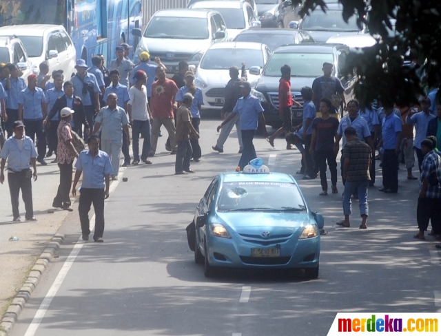 Foto : Aksi anarkis puluhan sopir taksi saat sweeping di 