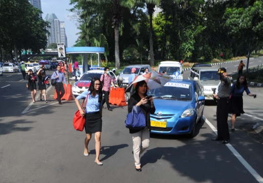 Mobil dinas Menristek Dikti terjebak demo sopir taksi