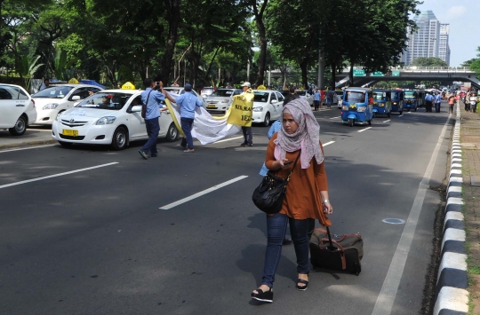 Mobil dinas Menristek Dikti terjebak demo sopir taksi
