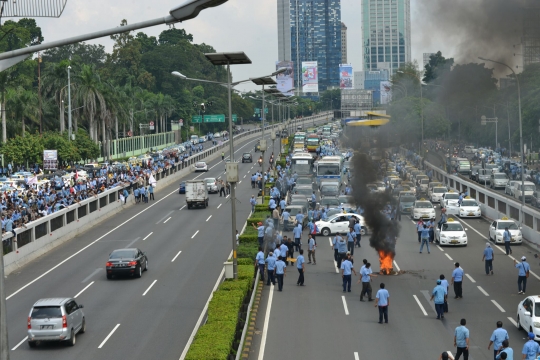 Puluhan sopir taksi bakar ban di depan Gedung DPR, lalu lintas macet