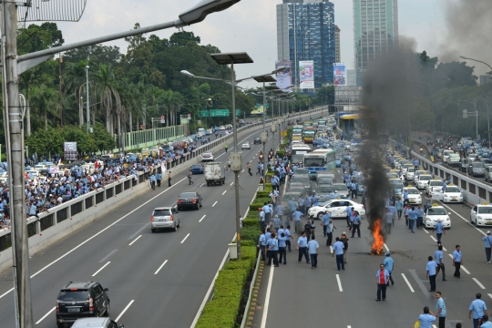 Puluhan sopir taksi bakar ban di depan Gedung DPR, lalu lintas macet