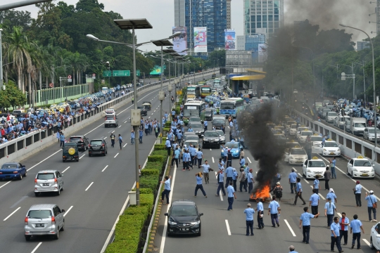 Puluhan sopir taksi bakar ban di depan Gedung DPR, lalu lintas macet