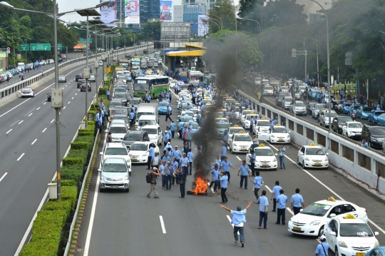 Puluhan sopir taksi bakar ban di depan Gedung DPR, lalu lintas macet