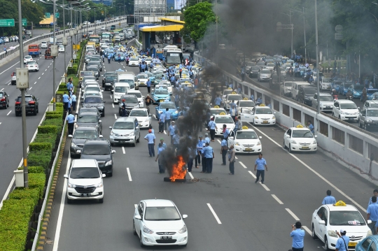 Puluhan sopir taksi bakar ban di depan Gedung DPR, lalu lintas macet