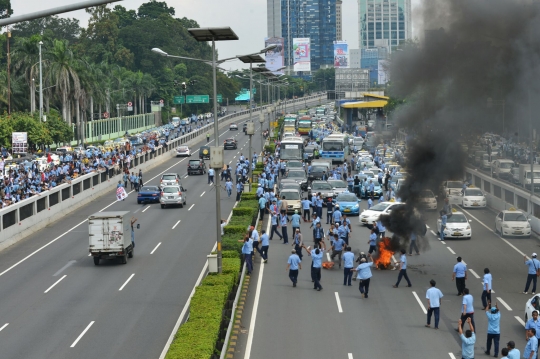 Puluhan sopir taksi bakar ban di depan Gedung DPR, lalu lintas macet