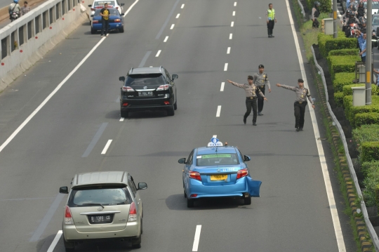 Imbas sweeping anarkis, sejumlah taksi rusak