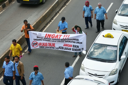 Penampakan kawasan Gedung DPR jadi 'parkiran' ribuan taksi