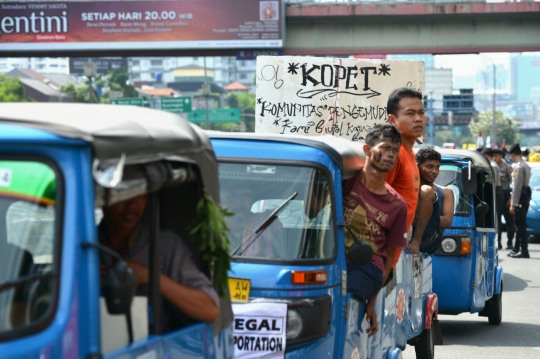 Penampakan kawasan Gedung DPR jadi 'parkiran' ribuan taksi