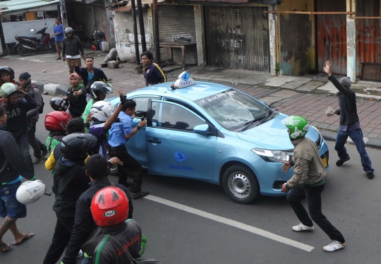 Balas dendam, driver ojek online hancurkan taksi di Thamrin