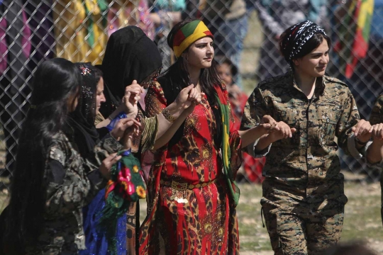 Pesona tentara wanita Kurdi rayakan Tahun Baru Persia