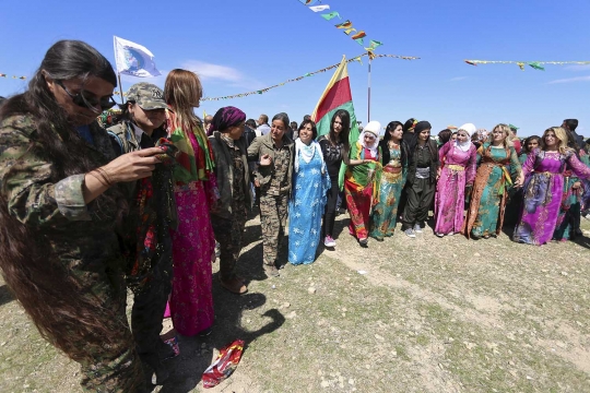 Pesona tentara wanita Kurdi rayakan Tahun Baru Persia