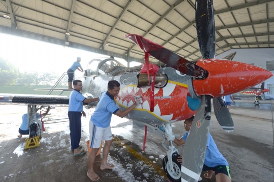 Kekompakan TNI AU gotong royong cuci Super Tucano