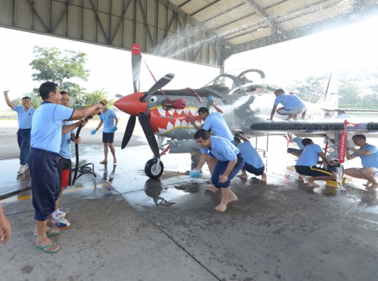 Kekompakan TNI AU gotong royong cuci Super Tucano