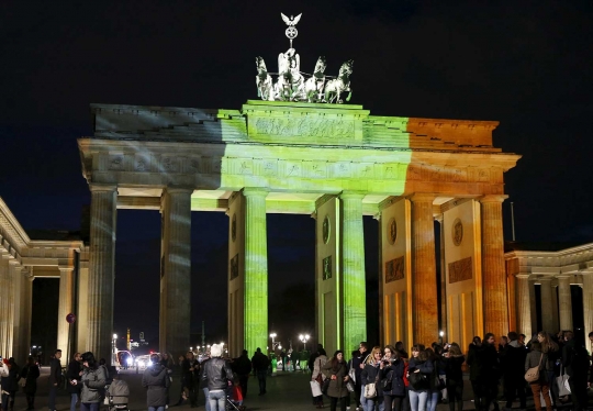 Usai serangan bom, bangunan kuno di Eropa bercahaya tiga warna
