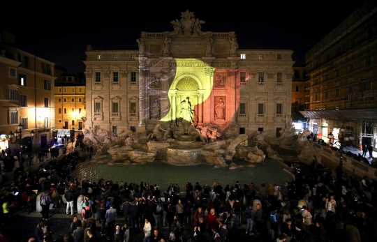 Usai serangan bom, bangunan kuno di Eropa bercahaya tiga warna